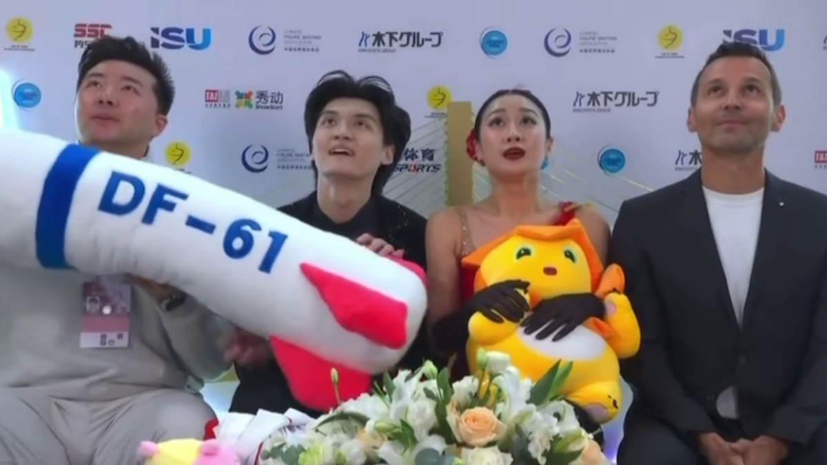 Та самая игрушка, которая всполошила чиновников ISU. Фото: стоп-кадр прямой трансляции ISU