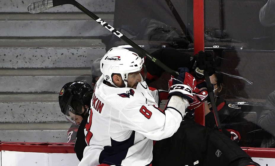 Овечкин вступил в потасовку с игроком «Анахайма» во время матча НХЛ. Фото: Global Look Press