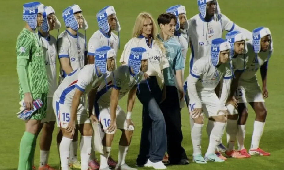 Китайские футболисты в ушанках, фото скиншот трансляцииМатч Премьер