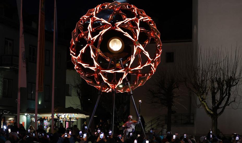 Паралимпийский котёл зажигает Франческа Порчеллато из Италии во время церемонии открытия. REUTERS/Стоян Ненов