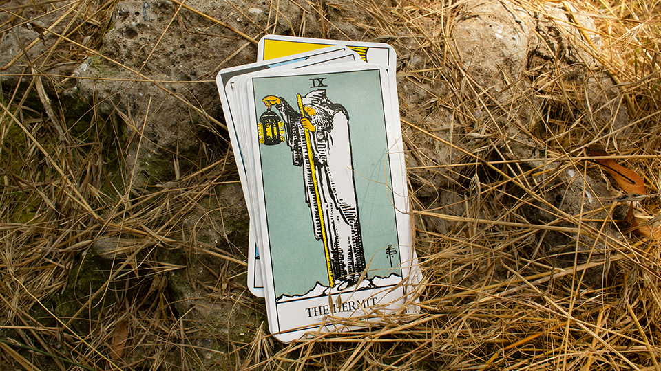 Отшельник Таро: значение и толкование карты