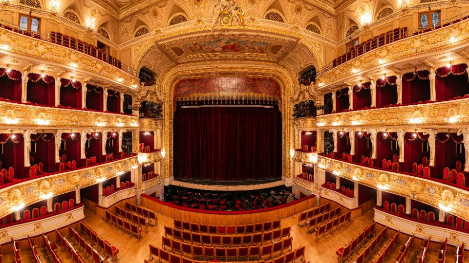 В чем пойти в театр женщине и мужчине в 2025 году