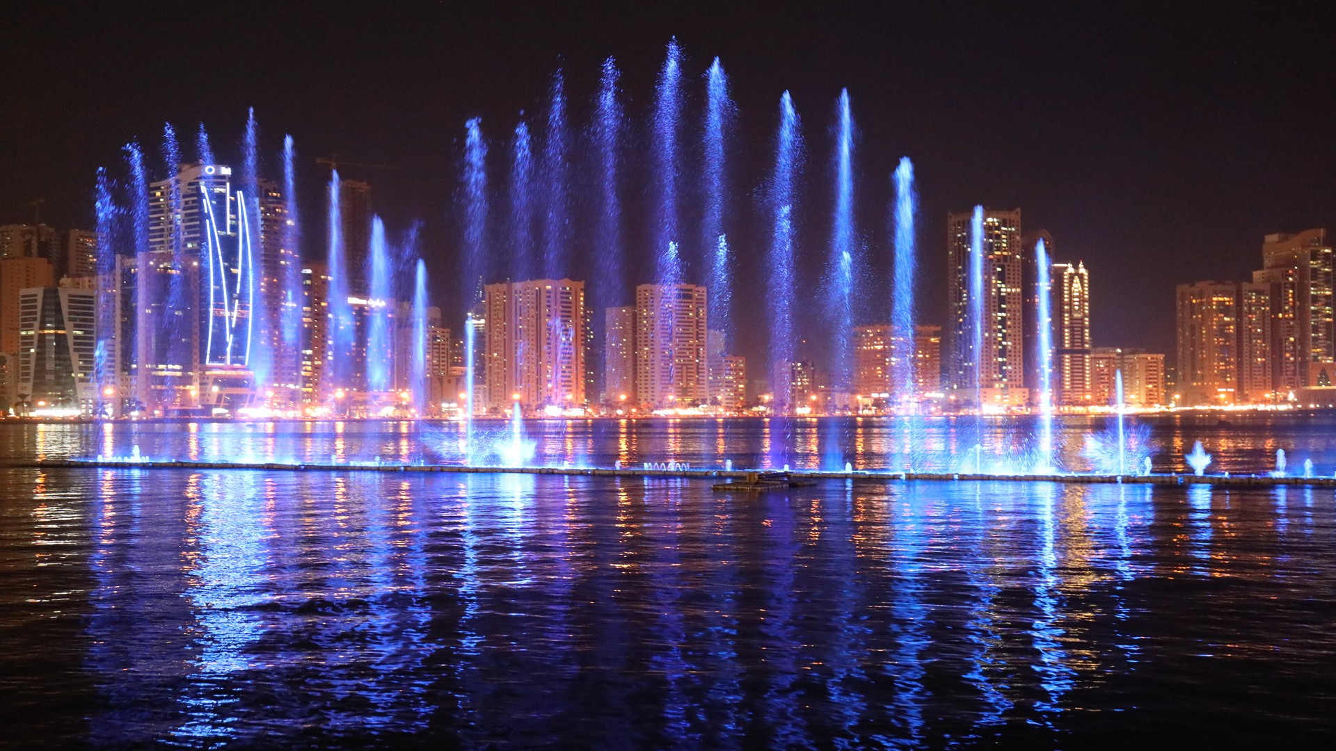 Вид на музыкальный фонтан с набережной Аль-Маджаз.