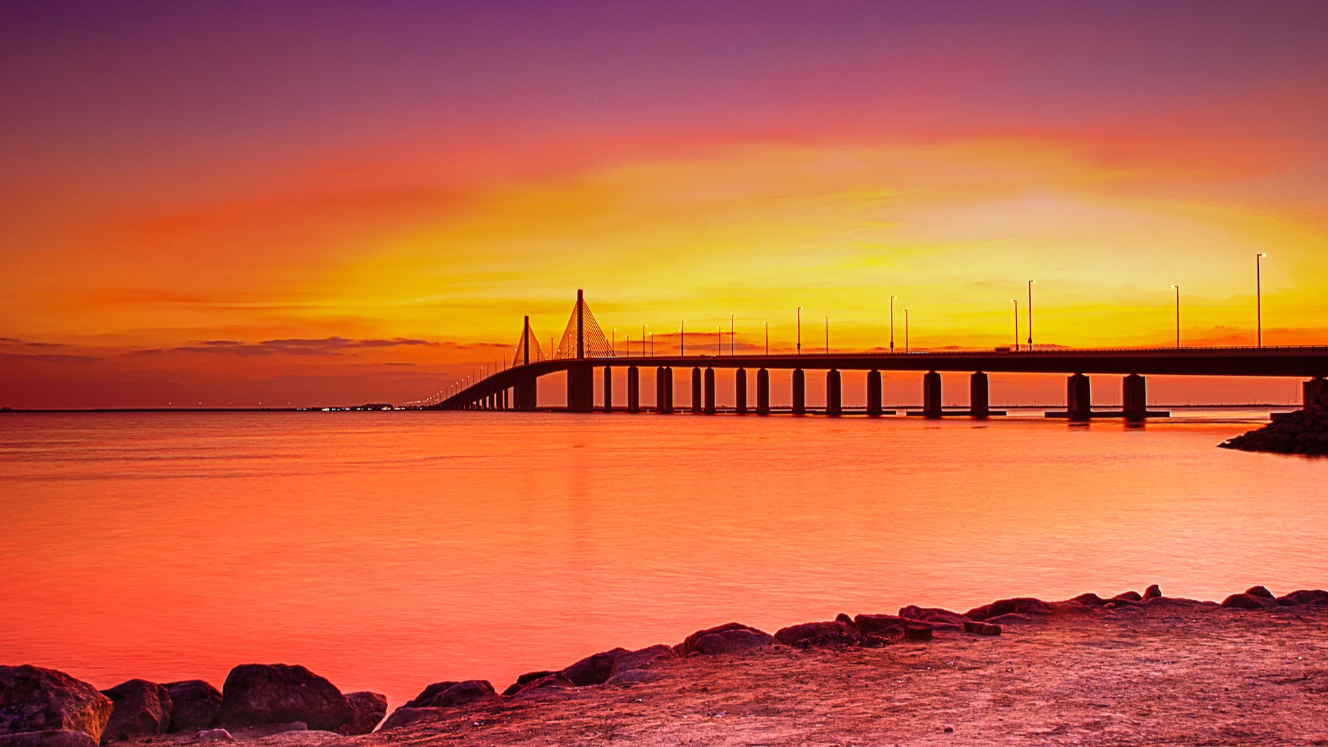 Живописный вид с пляжа Эль-Батин на мост.
