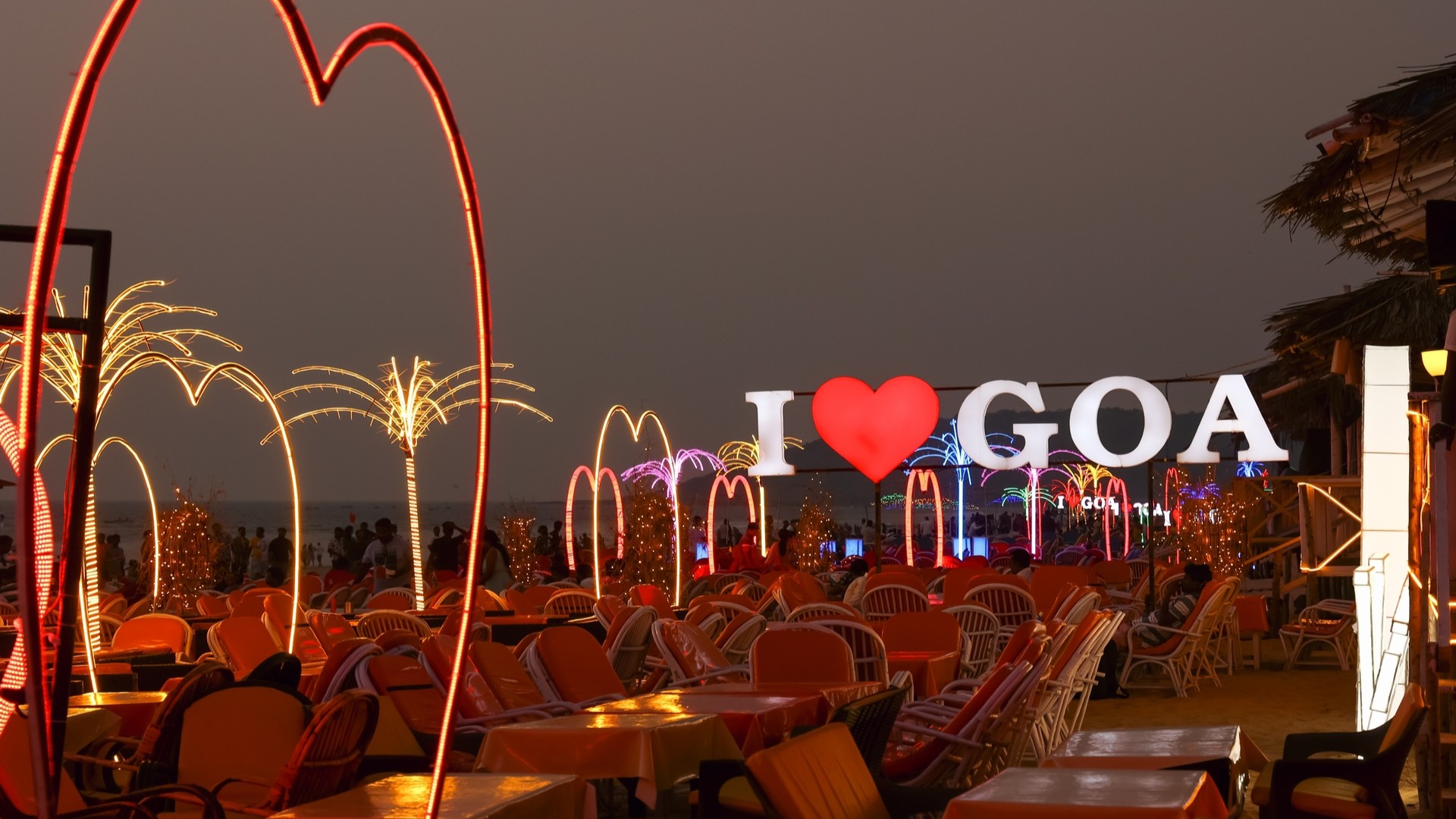 Яркие вывески на пляже Анджуна.