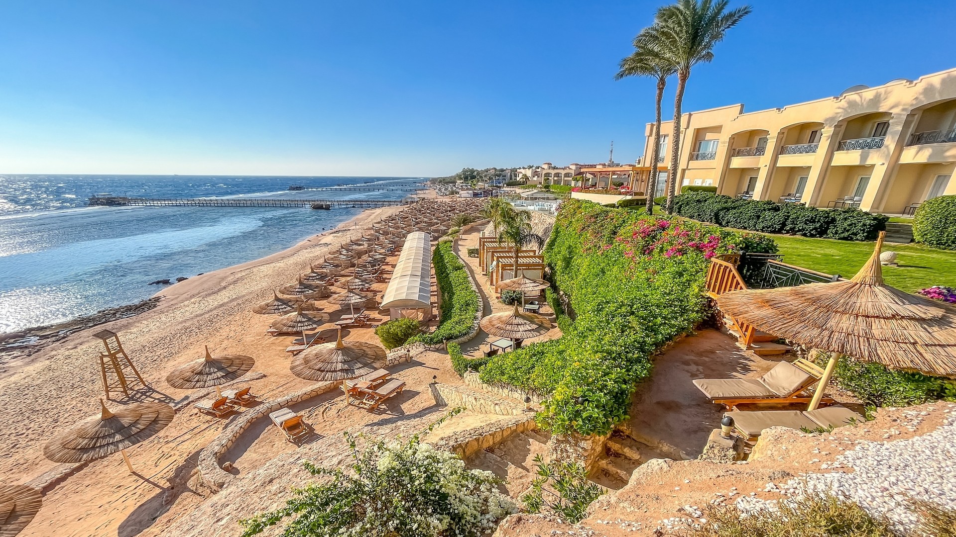 Вид на пляж красивого отеля на Красном море в районе Набк.