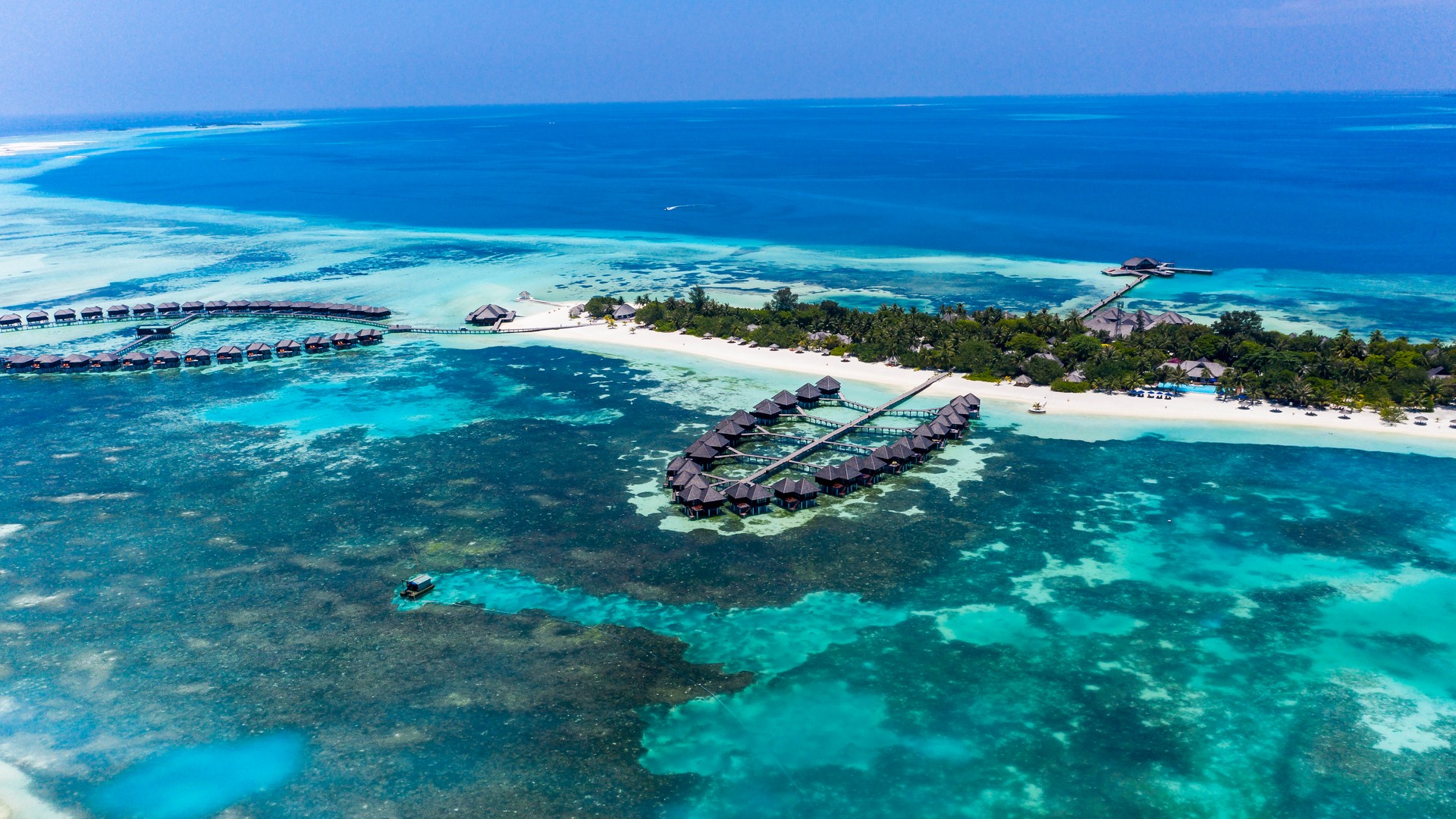 Остров Олхувели с водными бунгало, Южный атолл, Мальдивы.