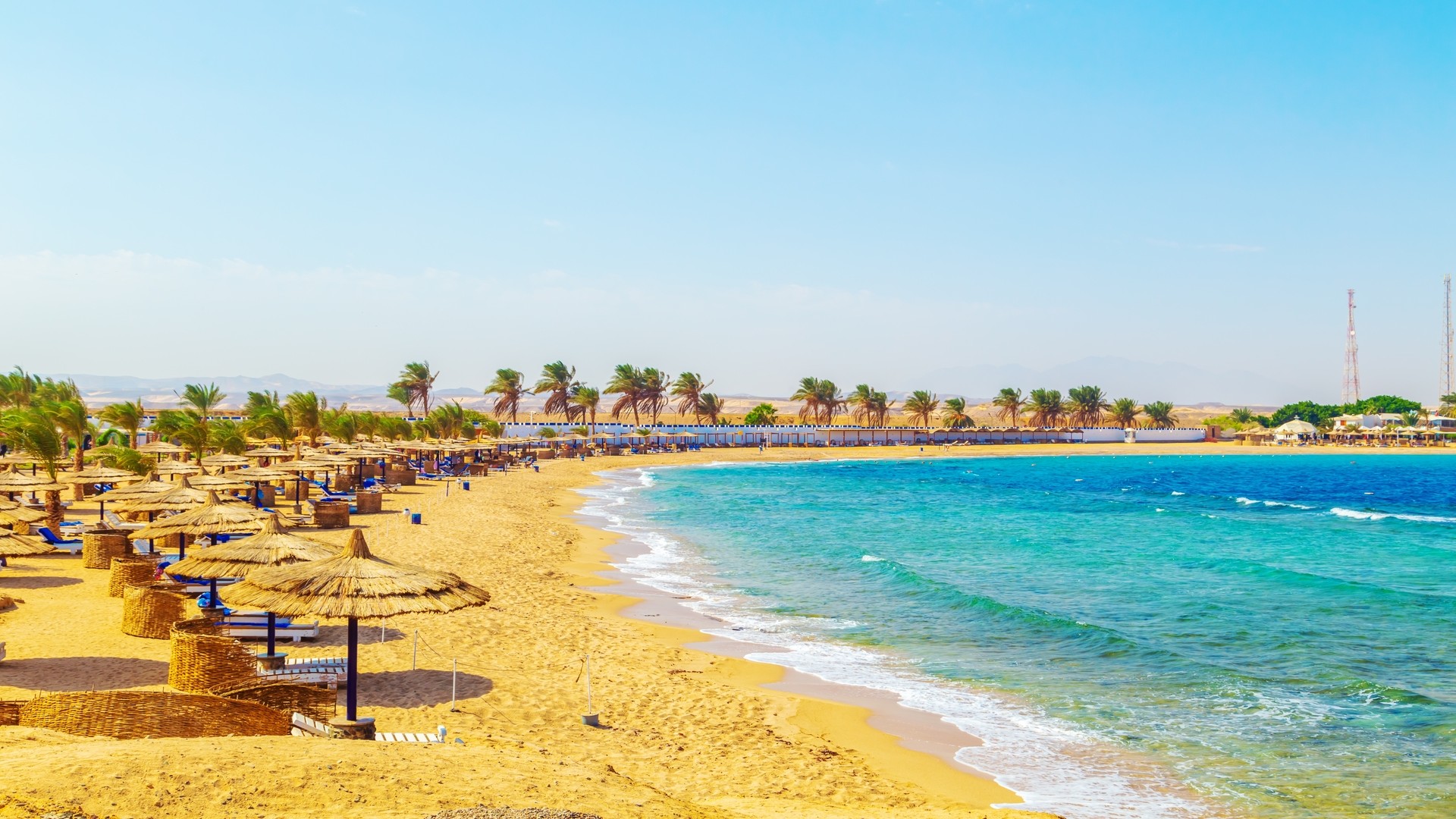 Солнечный курортный пляж на берегу Красного моря, Сафага.