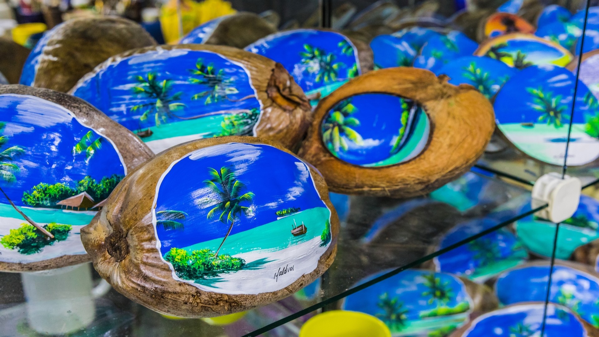 Мальдивские сувениры на полках магазинов, Мале.