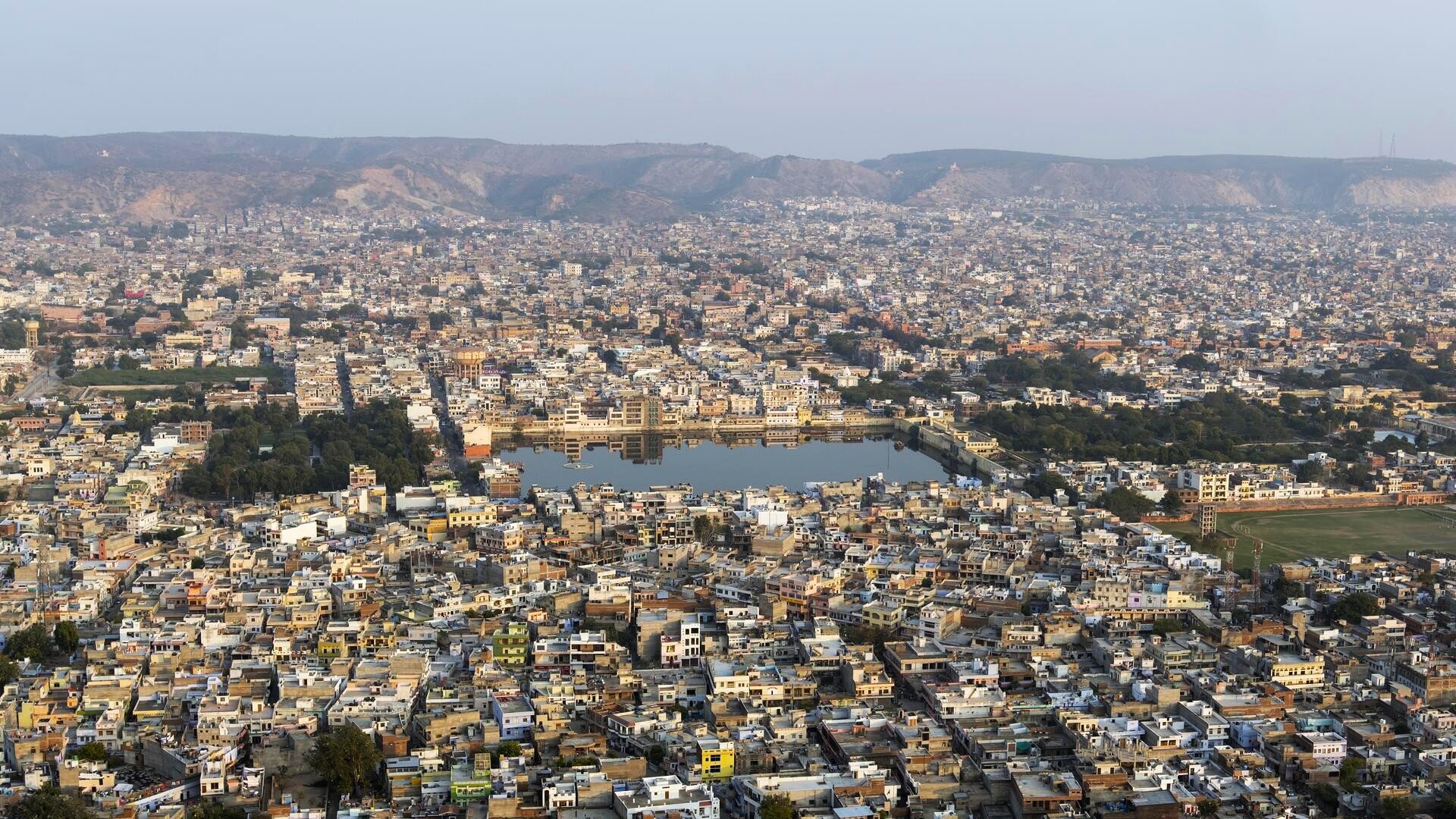 Вид на озеро Таль Катора и город Джайпур из форта Нахаргарх.