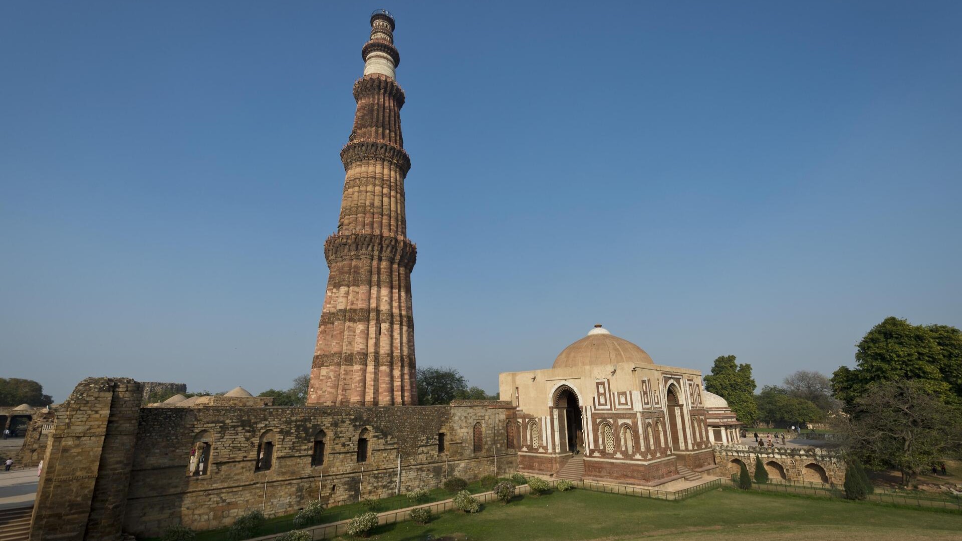 Вид на Кутб-Минар, Дели.