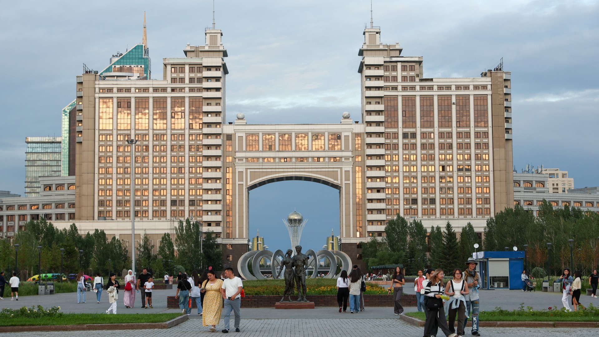 Памятник Байтерек и парк Хашиктар, Астана.