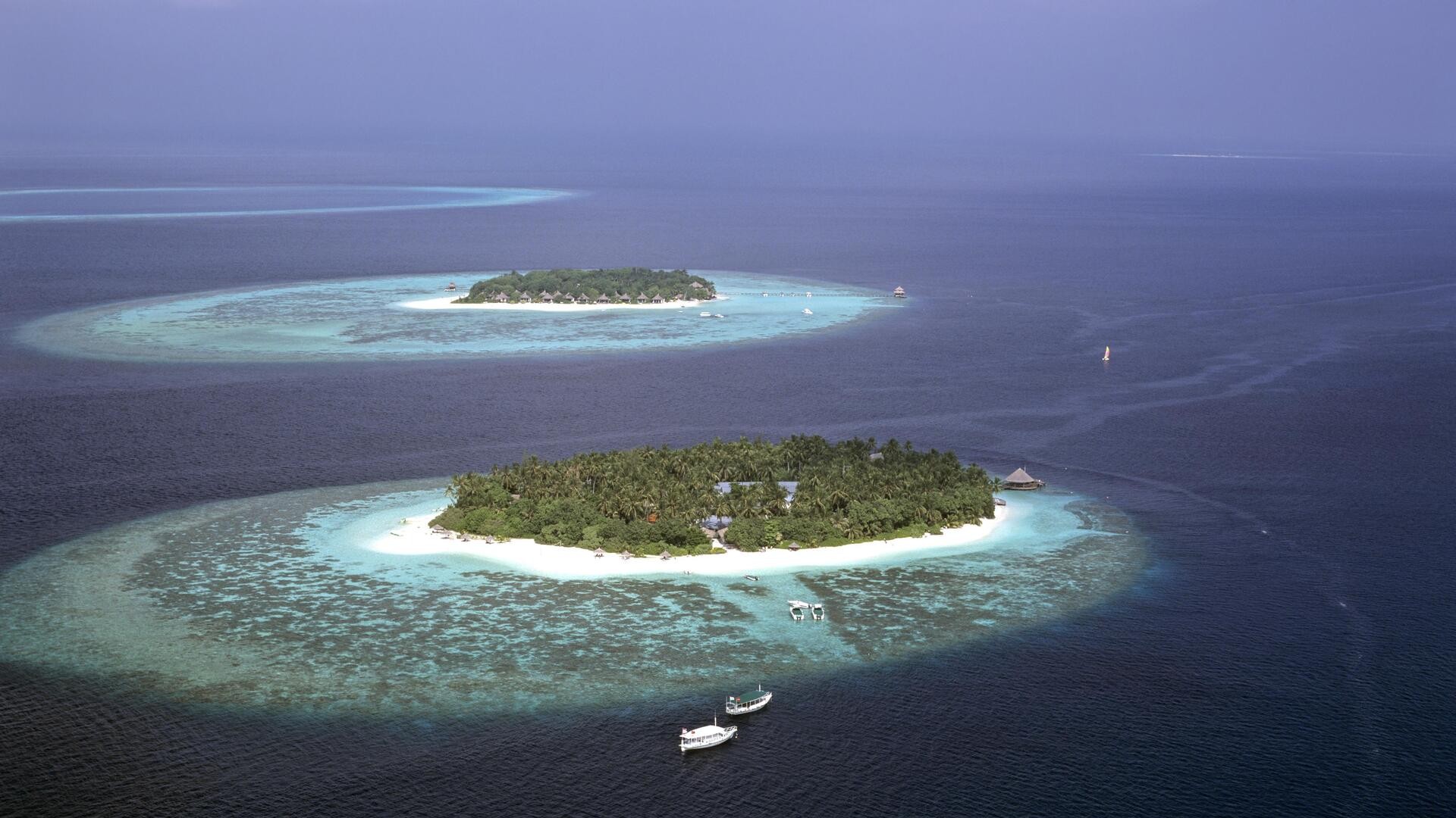 Вид с воздуха на Ихуру и Ваббинфару, Северный атолл Мале.