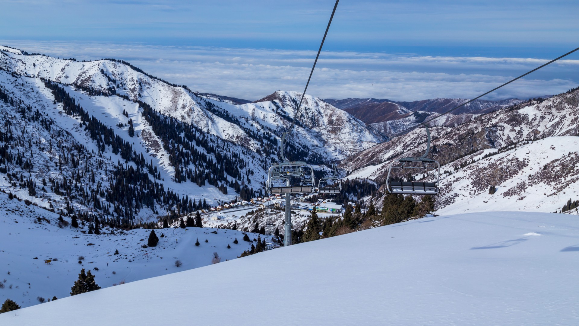 Заснеженные зимние горы в Ак-Булаке.