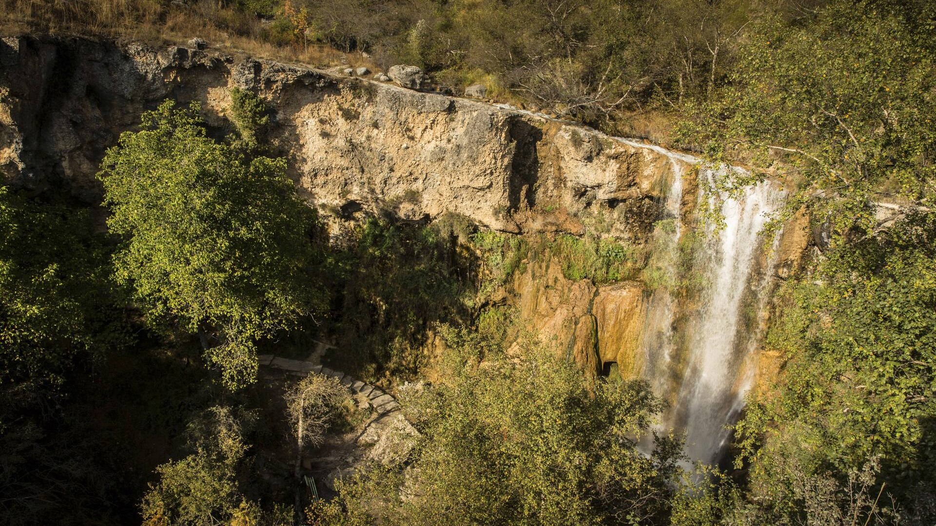 Вид на водопад Арсланбоб с высоты.