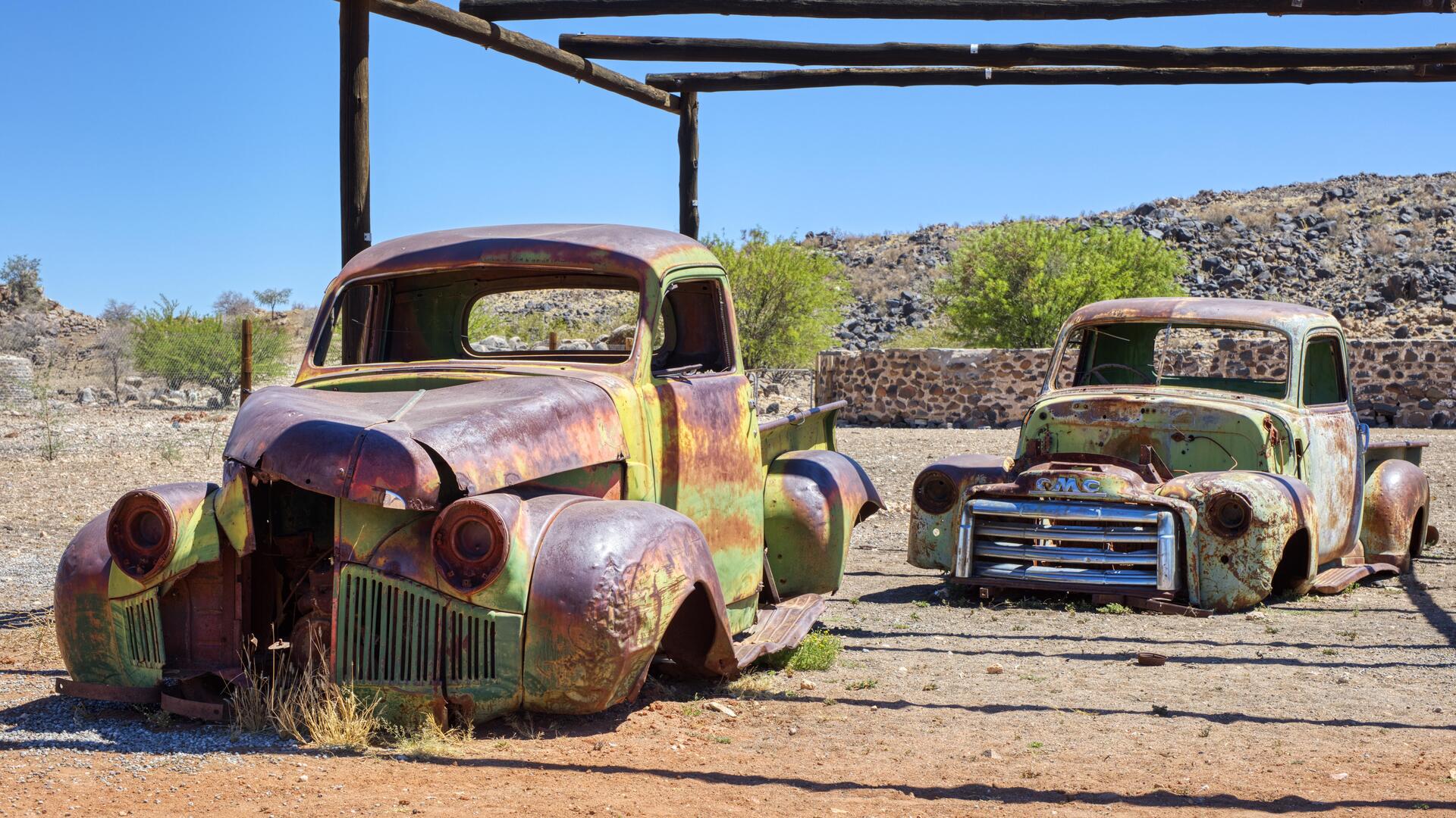 Ржавые обломки автомобилей, Солитер.