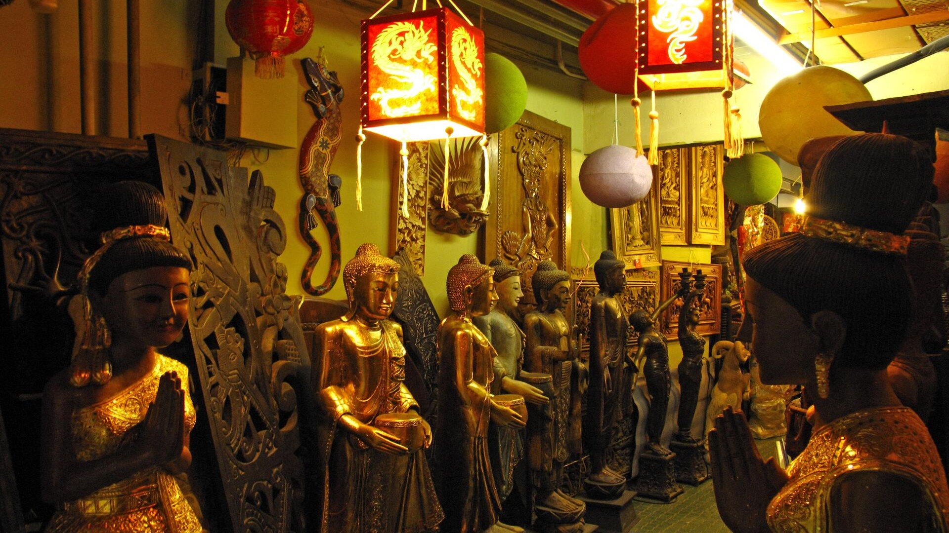 Магазин со статуями Будды на центральном рынке, Куала-Лумпур.