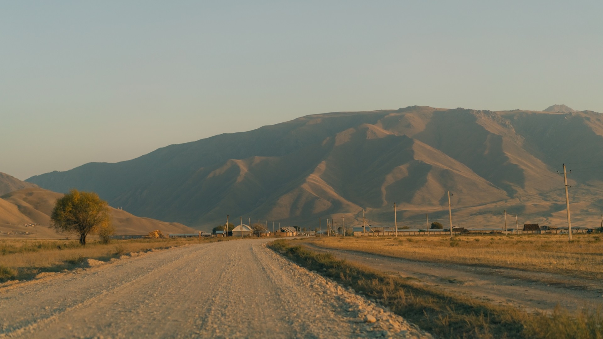 Долина Суусамыр на закате в Кыргызстане.