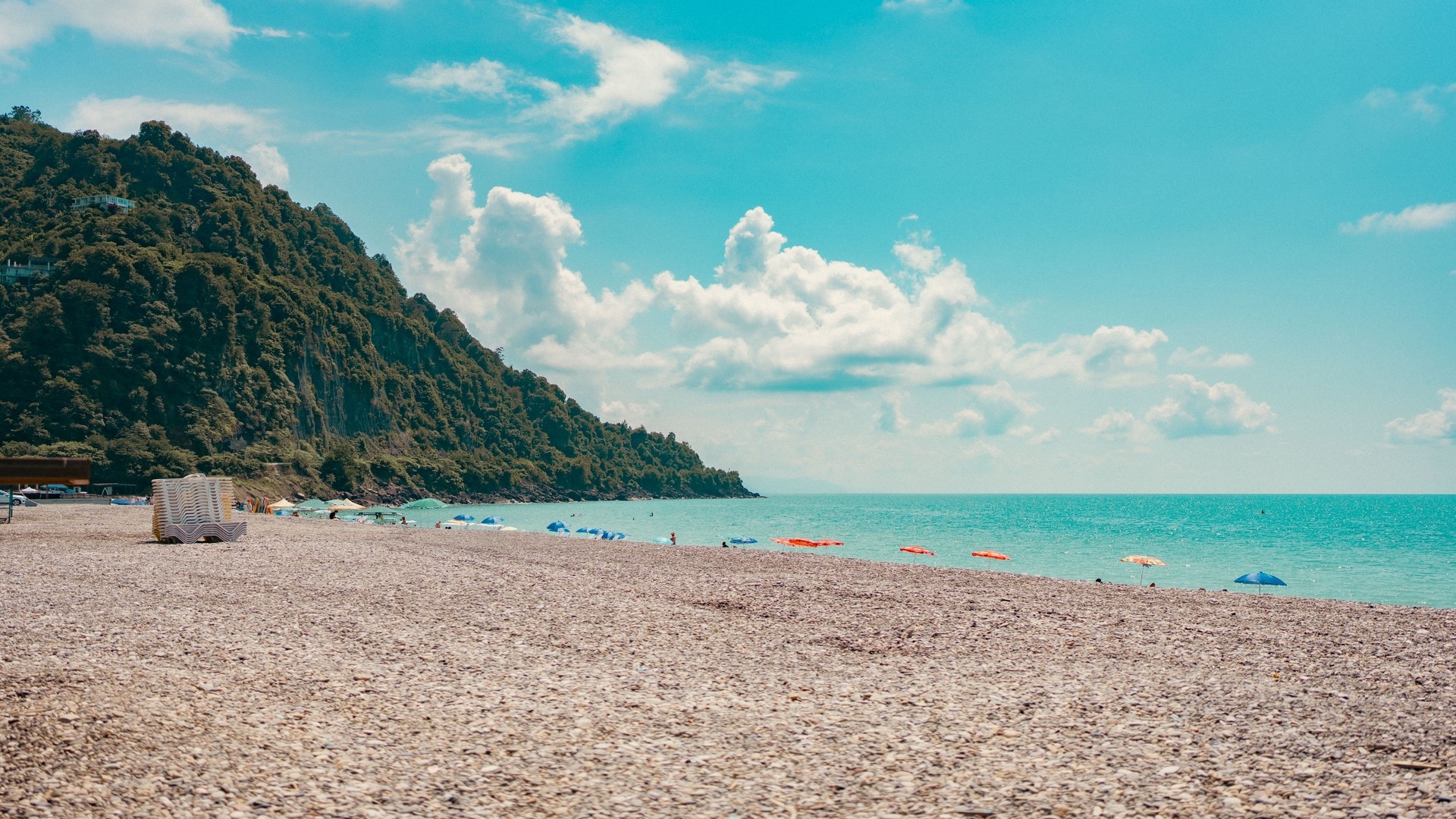 Живописный вид на галечный пляж в Гонио.