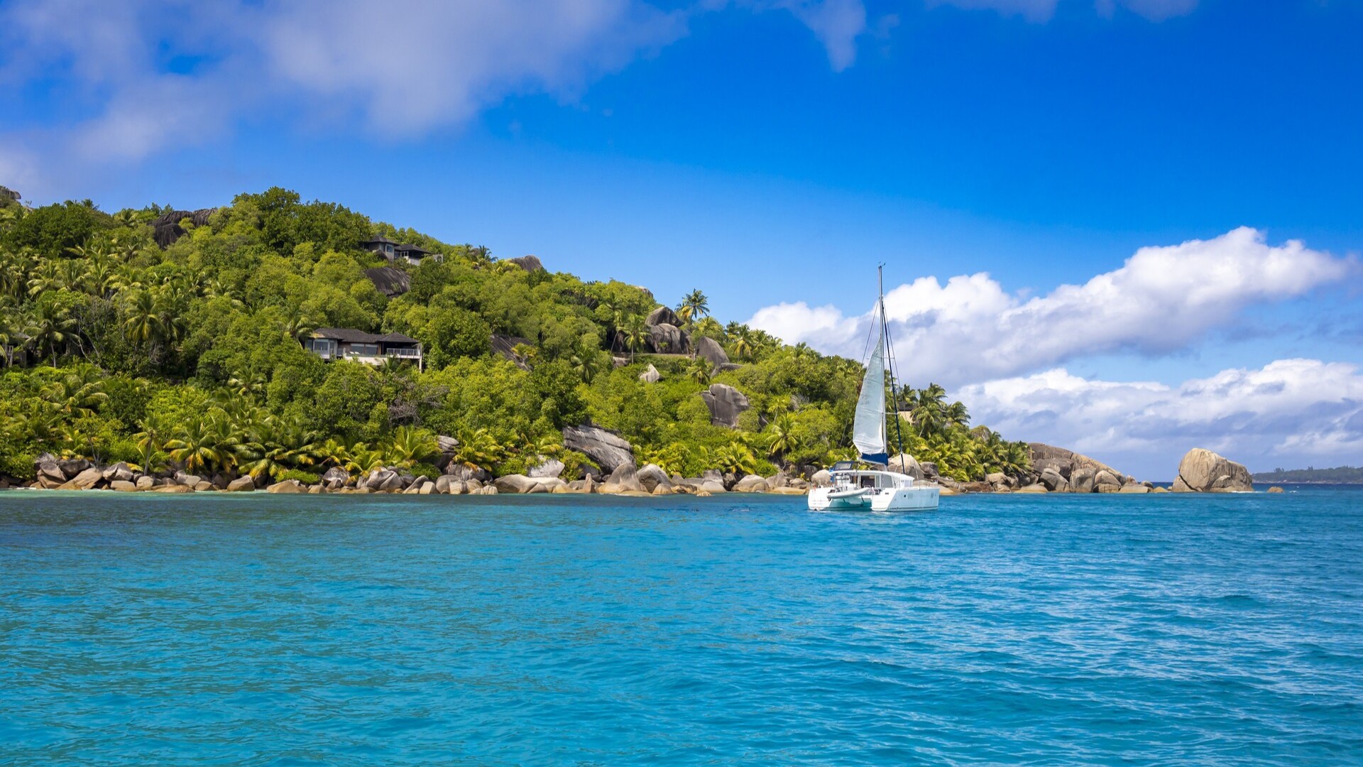 Катамаран у острова Праслен, Сейшелы.