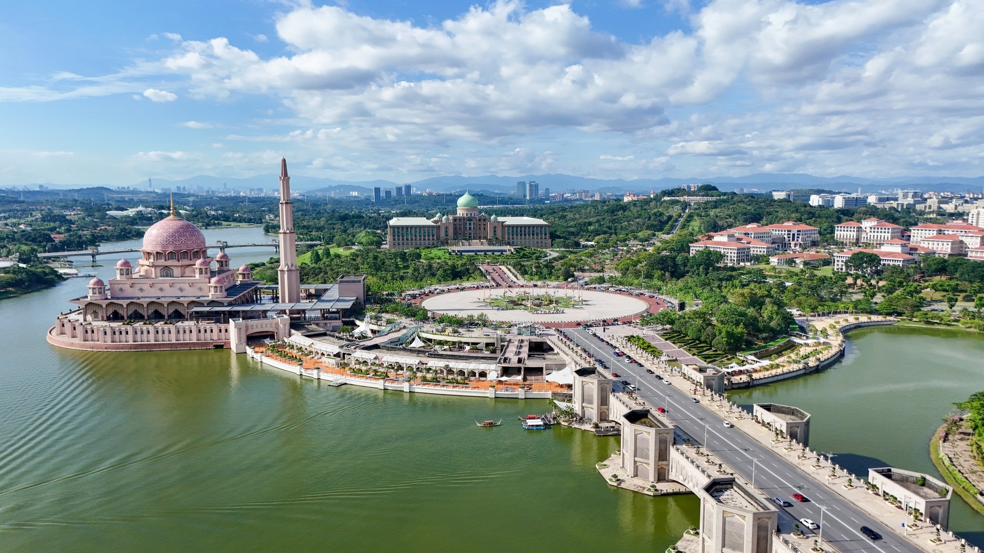 Городской пейзаж с озером Путраджая, Малайзия.
