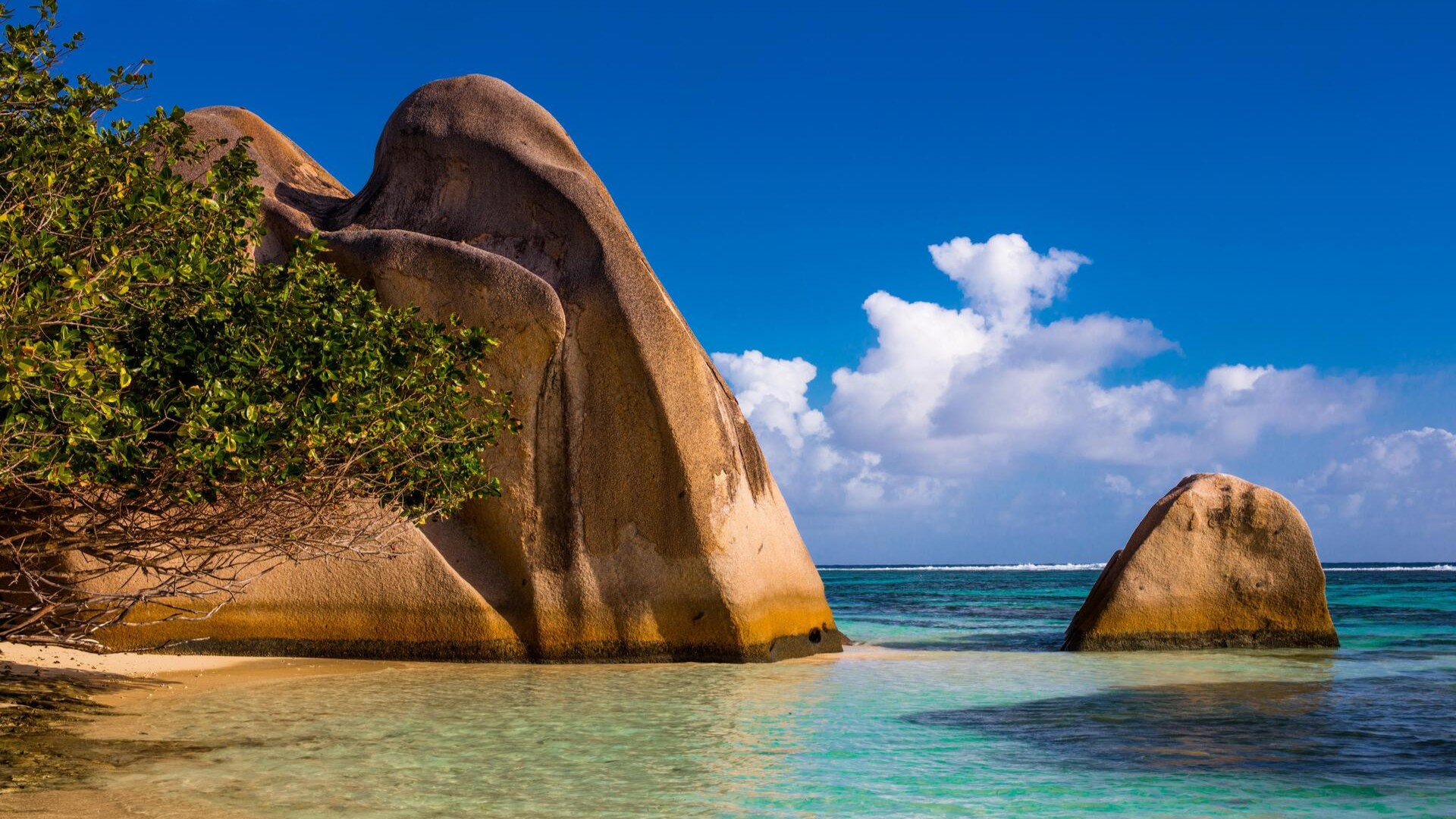 Анс-Сурс-д’Аржан, пляж из гранитной скалы, Ла-Диг.