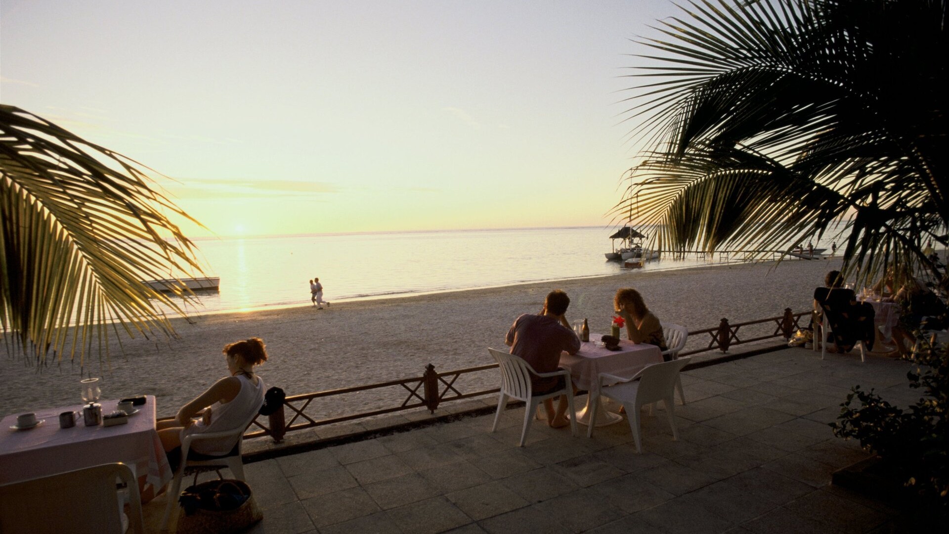 Туристы в ресторане на берегу моря, курорт Тру-о-Биш, Маврикий.