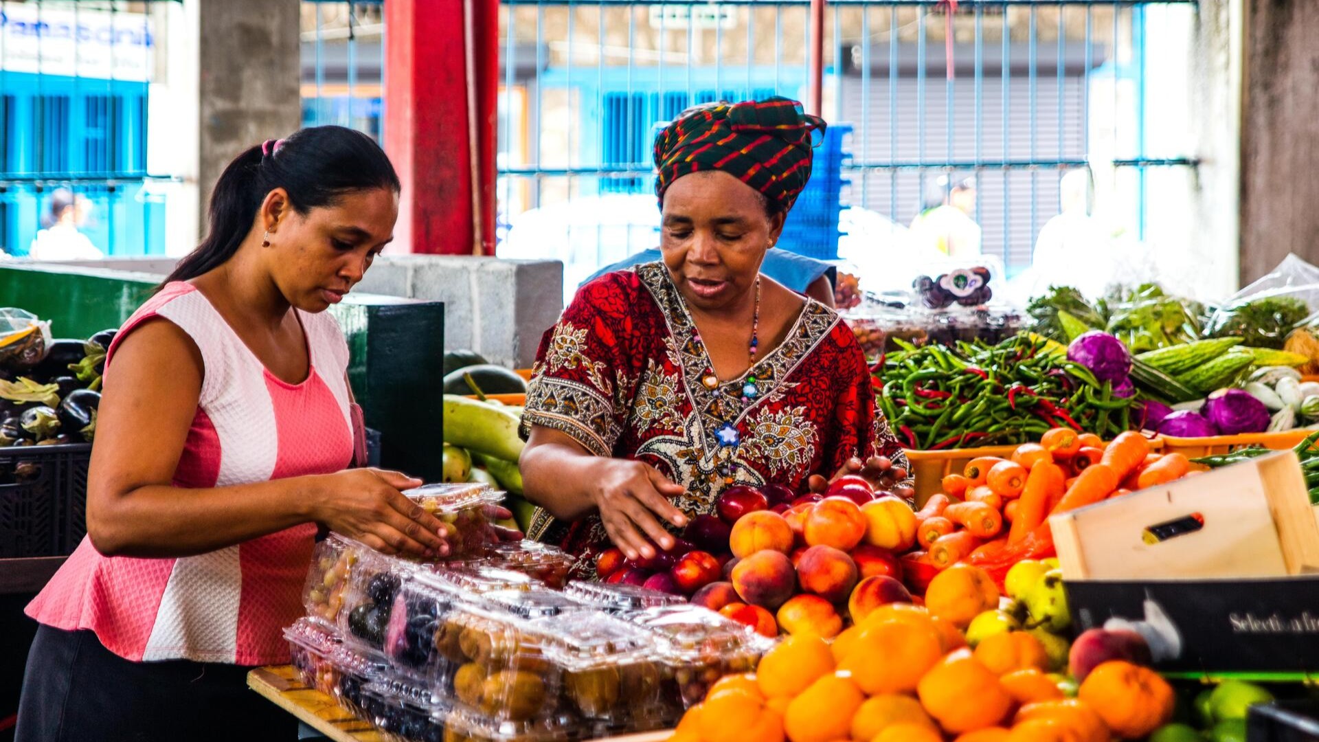 Продажа фруктов на крытом рынке сэра Селвина-Кларка, Виктория.