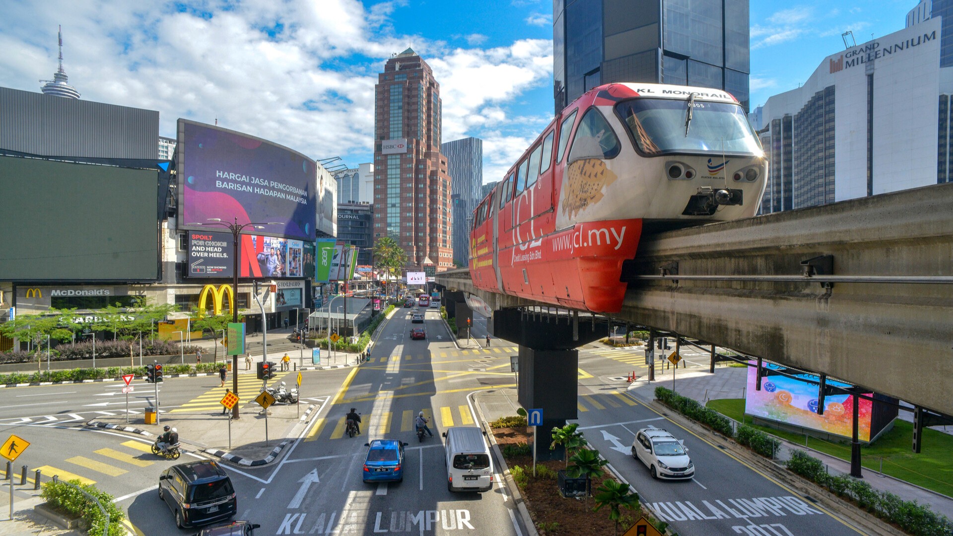 Автомобили движутся по улице в Куала-Лумпуре, Малайзия.