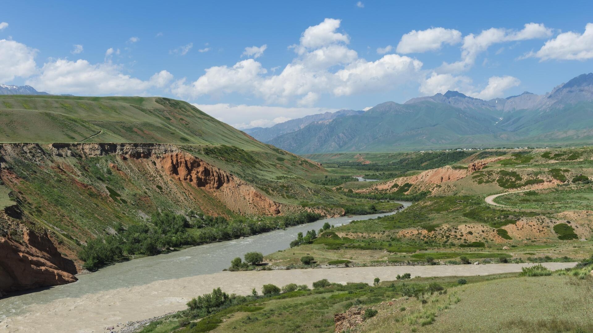 Ущелье Эки-Нарын с рекой Нарын, Нарынская область, Кыргызстан.