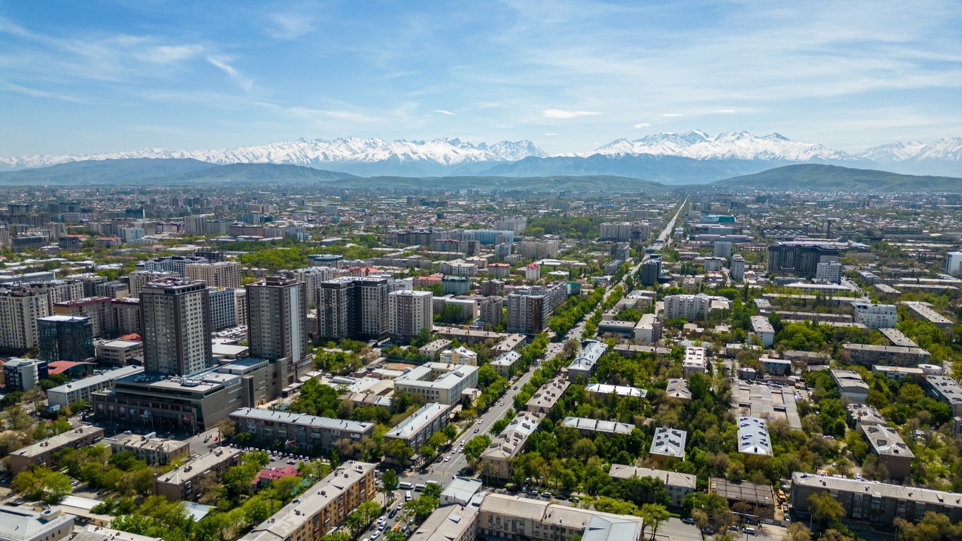 Город Бишкек на фоне заснеженных гор.