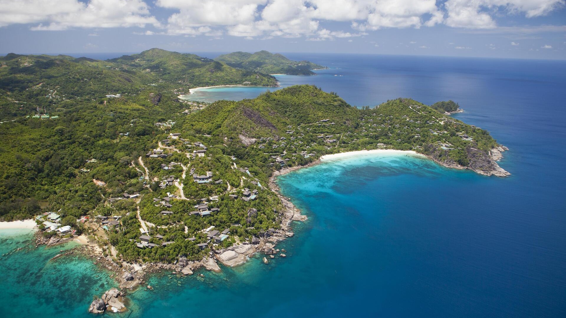 Вид сверху на Four Seasons Seychelles Resort, на берегу бухты Петит-Анс, остров Маэ.