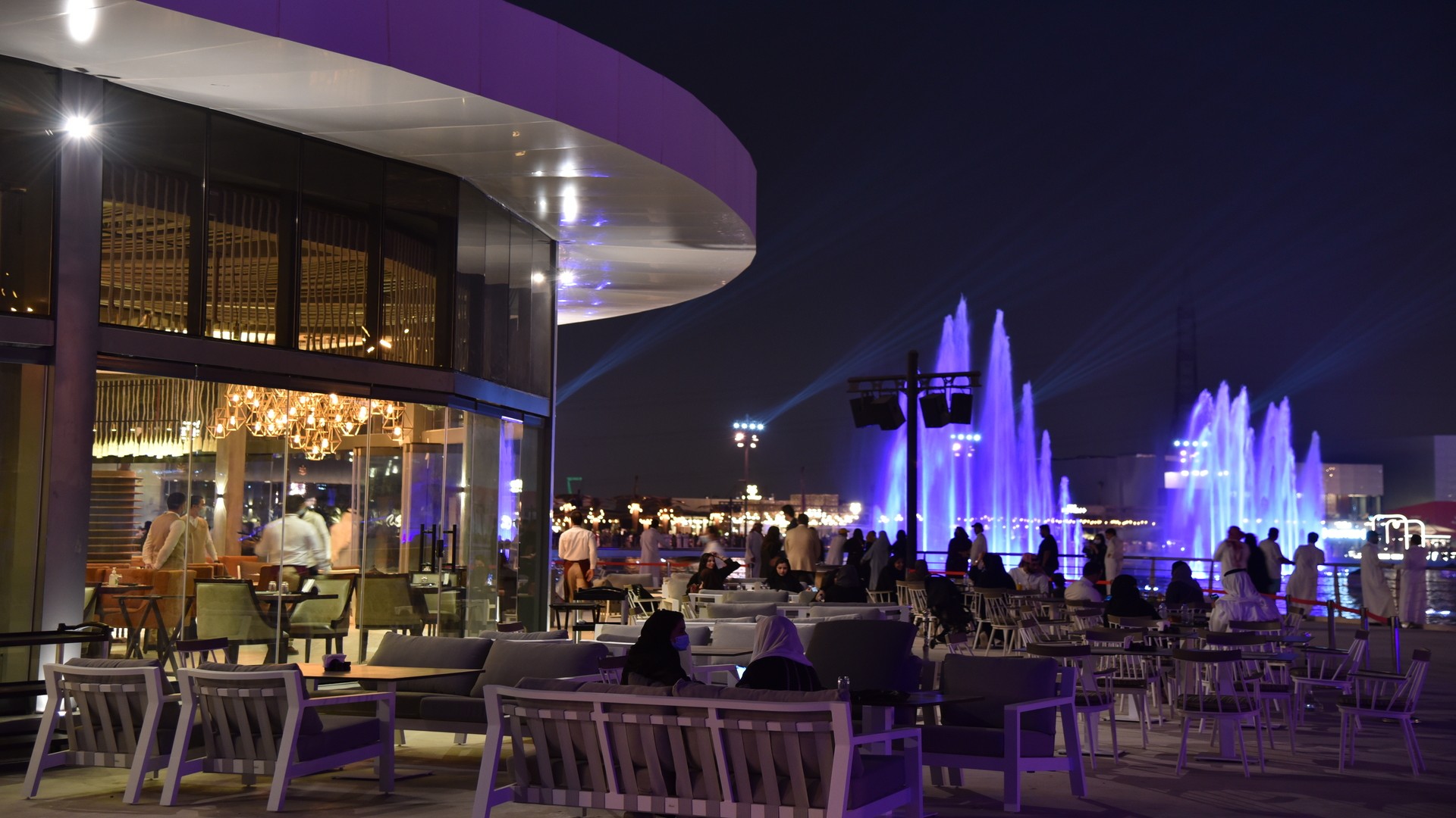 Люди ужинают в ресторане Riyadh City Boulevard в Эр-Рияде.