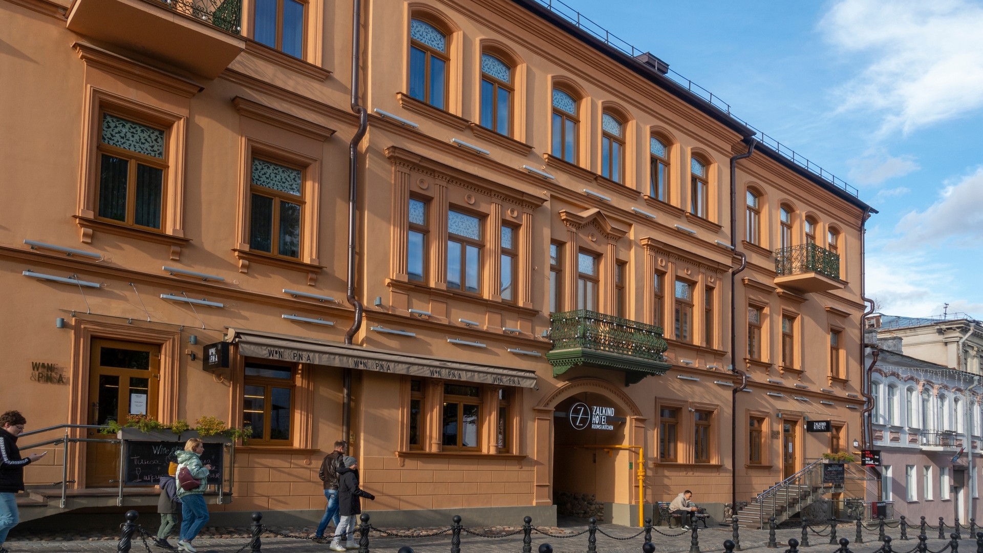 Старинное здание отеля Zalkind Hotel Rooms & Kitchen на улице Революционной, Минск.
